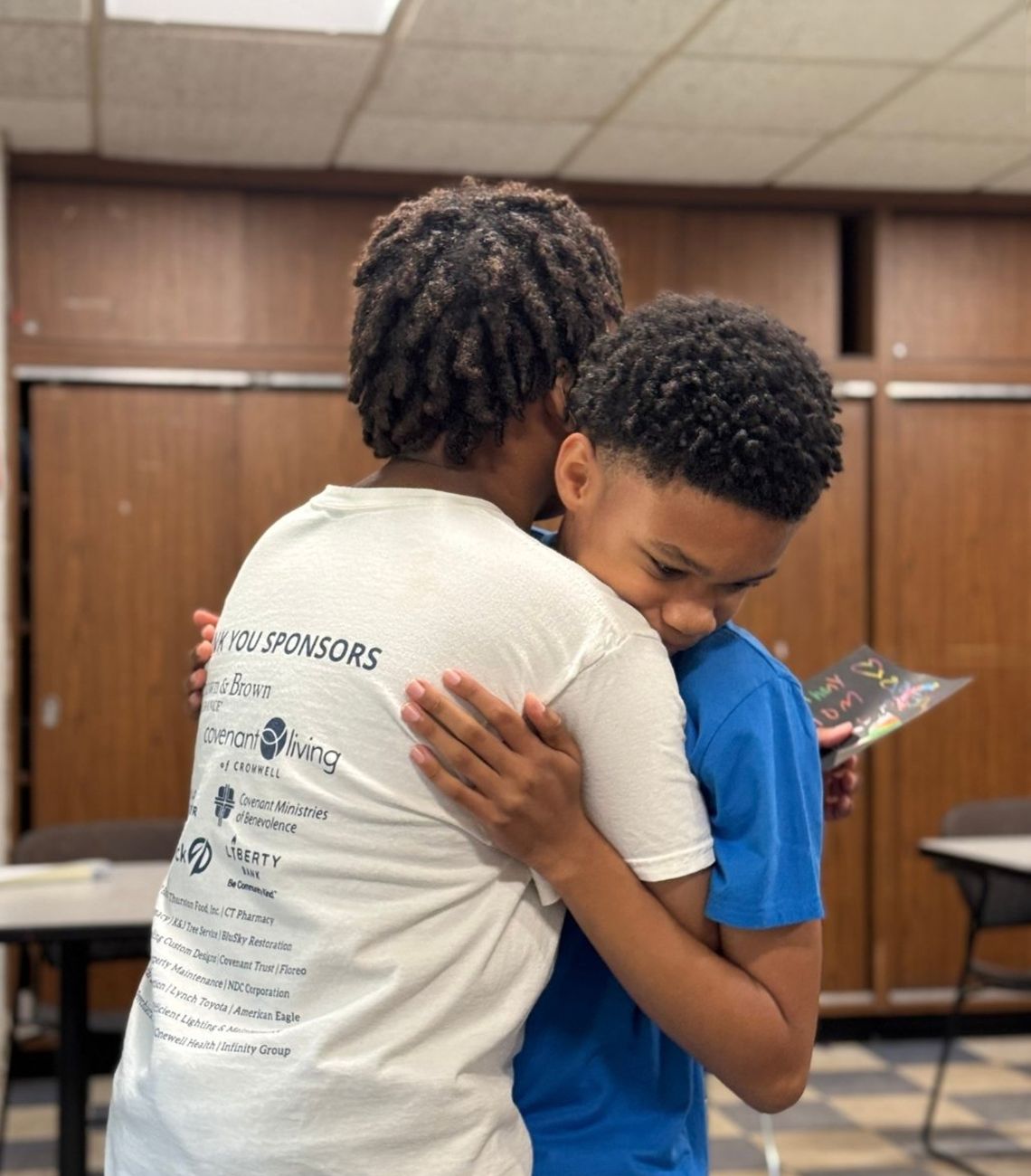 Two kids hugging eachother